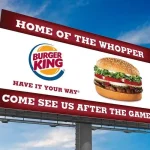 Papan Iklan Yang Menjulang Tinggi Di Perkotaan