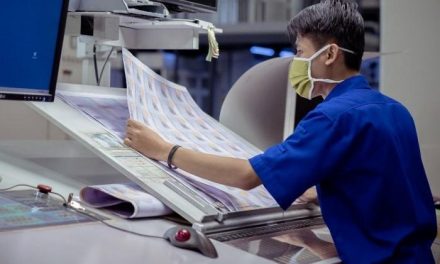 Percetakan Uang Dengan Mesin Dan Kertas Khusus