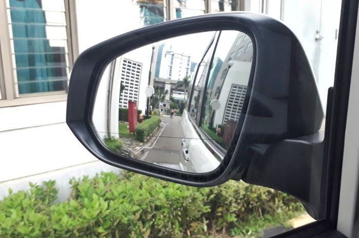 Kaca Spion Yang Ada Di Kanan Dan Kiri Kendaraan