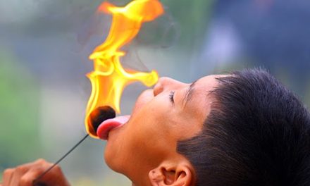 Pertunjukan Spritual Debus Yang Sangat Tradisional Di Indonesia