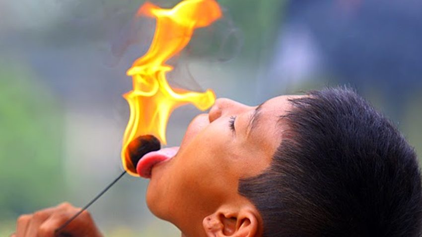 Pertunjukan Spritual Debus Yang Sangat Tradisional Di Indonesia