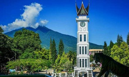 Ikon Dari Sumbar Sebuah Jam Gadang Yang Besar Dan Tinggi