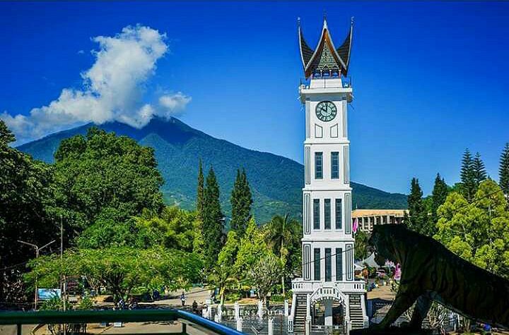 Ikon Dari Sumbar Sebuah Jam Gadang Yang Besar Dan Tinggi
