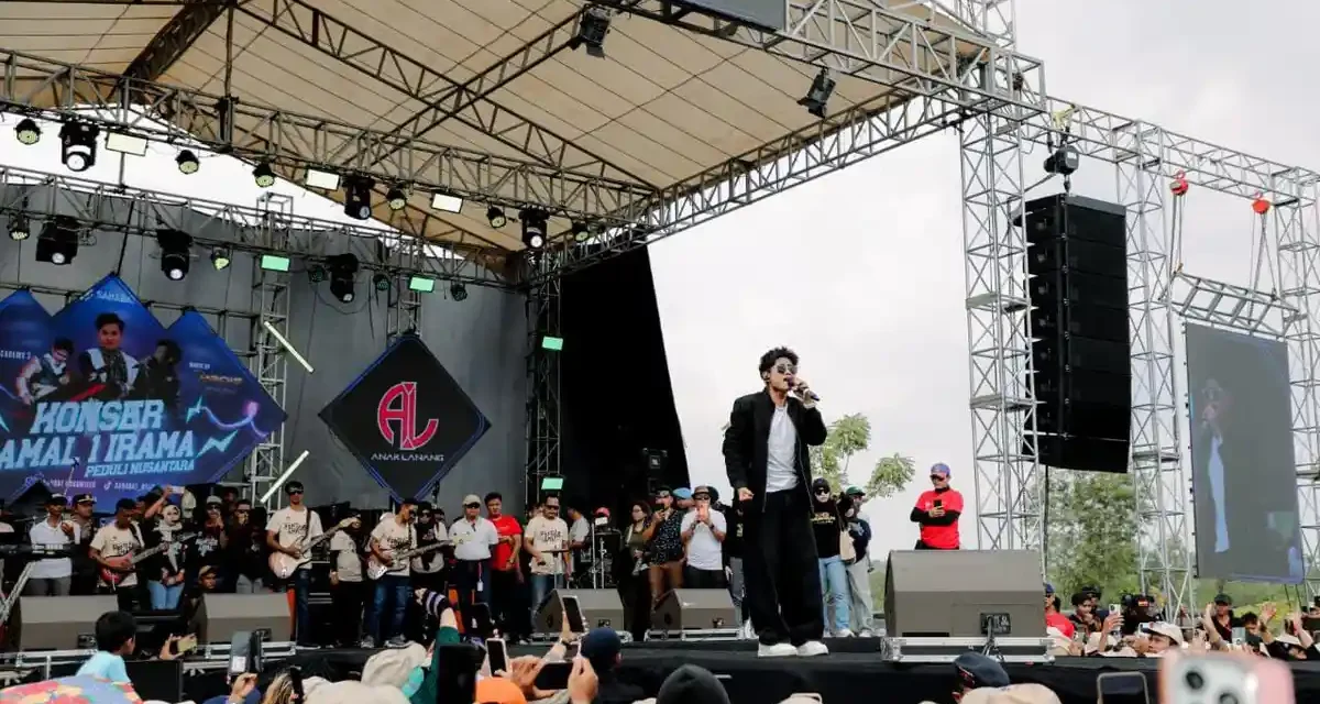 Penampilan Band Musik Secara Langsung Di Lapangan Besar