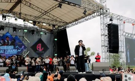 Penampilan Band Musik Secara Langsung Di Lapangan Besar