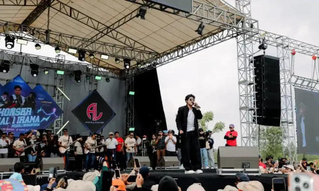 Penampilan Band Musik Secara Langsung Di Lapangan Besar