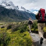 Kegiatan Fisik Hiking Dalam Berjalan Kaki Di Alam
