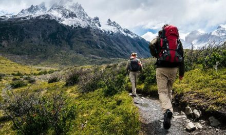 Kegiatan Fisik Hiking Dalam Berjalan Kaki Di Alam