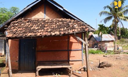 Bangunan Sederhana Gubuk Untuk Tempat Beristirahat