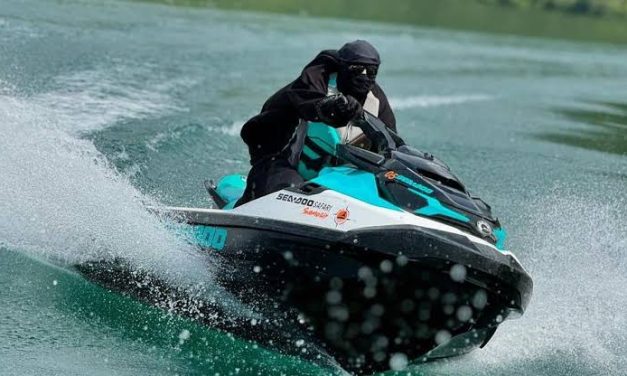 Kereta Air Sebuah Kendaraan Jetski Yang Unggul Kecepatannya