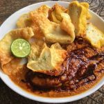 Jajanan Pinggiran Batagor Dengan Bumbu Kacangnya