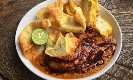 Jajanan Pinggiran Batagor Dengan Bumbu Kacangnya