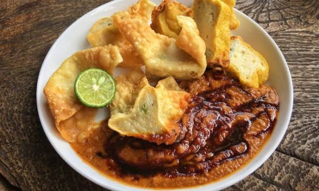 Jajanan Pinggiran Batagor Dengan Bumbu Kacangnya