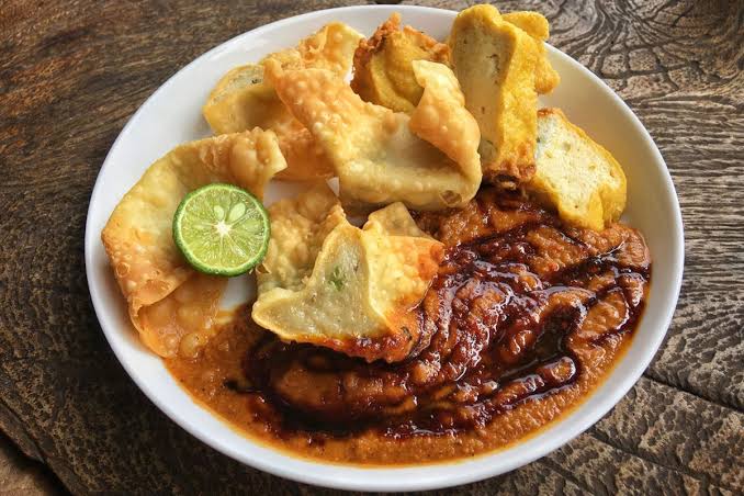 Jajanan Pinggiran Batagor Dengan Bumbu Kacangnya
