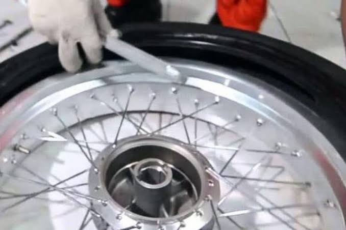 Komponen Pada Ban Motor Sebuah Bagian Velg