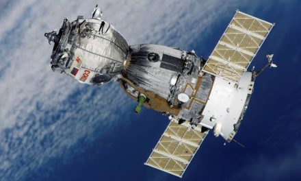 Orbit Luar Angkasa Sebuah Perangkat Satelit