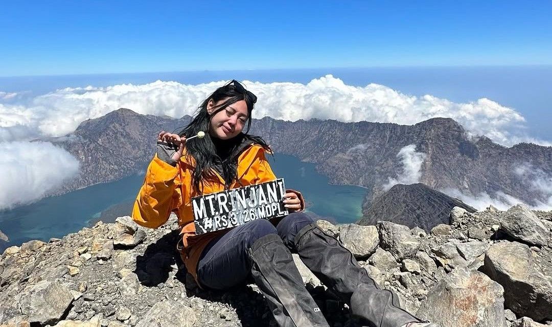 Seseorang Kegiatan Mendaki Sebuah Bukit Pegunungan