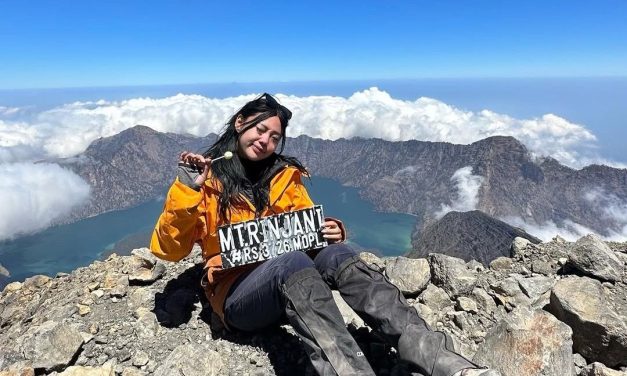 Seseorang Kegiatan Mendaki Sebuah Bukit Pegunungan