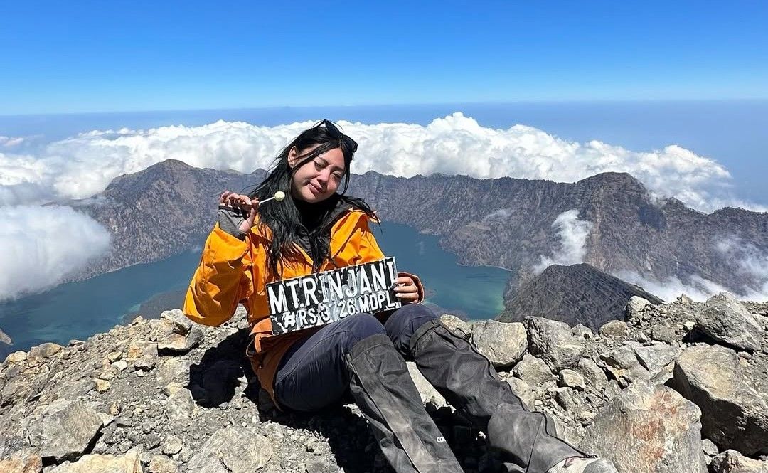 Seseorang Kegiatan Mendaki Sebuah Bukit Pegunungan