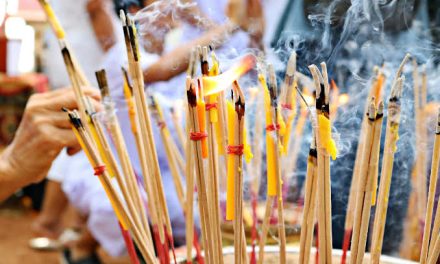 Pembakaran Aromatik Dupa Sebagai Perlengkapan Sembahyang
