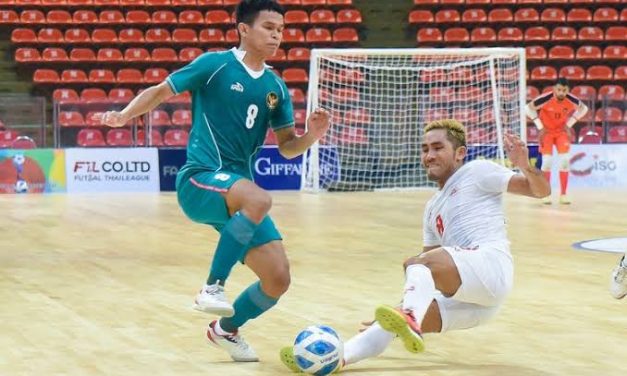 Bola Kaki Futsal Dalam Sebuah Lapangan Kecil