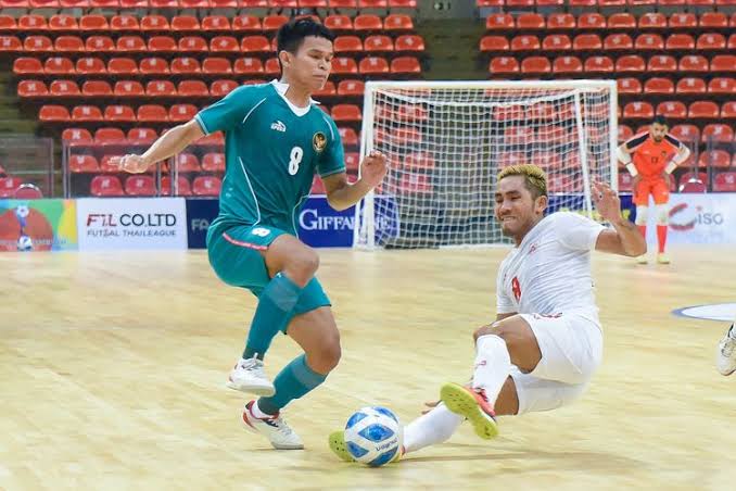 Bola Kaki Futsal Dalam Sebuah Lapangan Kecil