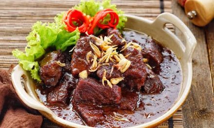 Hidangan Rempah Tradisional Dari Sebuah Masakan Semur