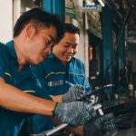 Pekerja Profesi Montir Memperbaiki Mobil Kendaraan