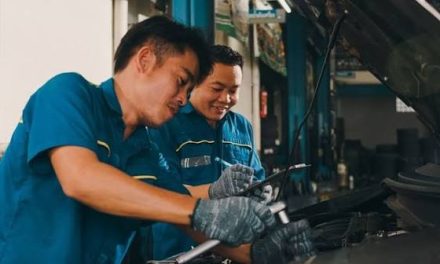 Pekerja Profesi Montir Memperbaiki Mobil Kendaraan