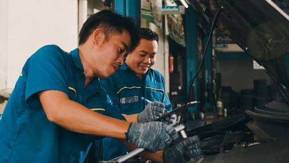 Pekerja Profesi Montir Memperbaiki Mobil Kendaraan