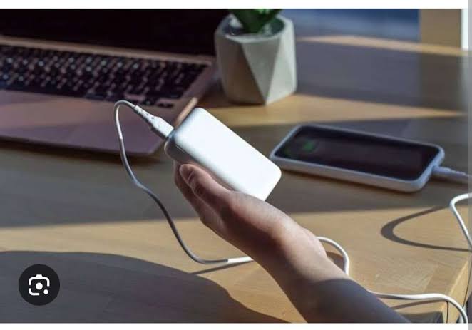 Perangkat Pengisian Baterai Melalui Sebuah Powerbank