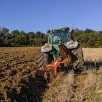 Suatu Kendaraan Traktor Pada Pekerjaan Perkebunan