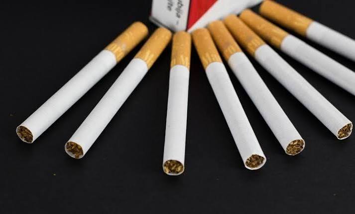Sebuah Tembakau Rokok Yang Di Bakar Dan Hisap