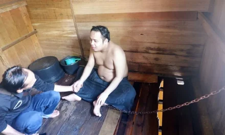 Sebuah Pembatas Pasung Di Kaki Maupun Badan Seseorang