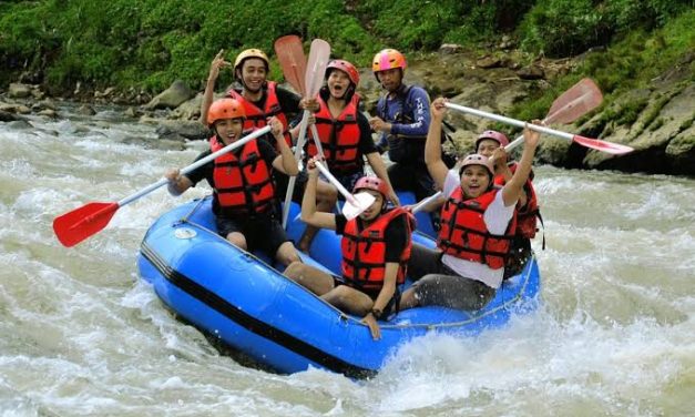 Olahraga Air Adrenalin Arung Jeram Dengan Arus