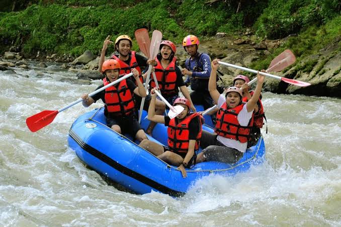 Olahraga Air Adrenalin Arung Jeram Dengan Arus